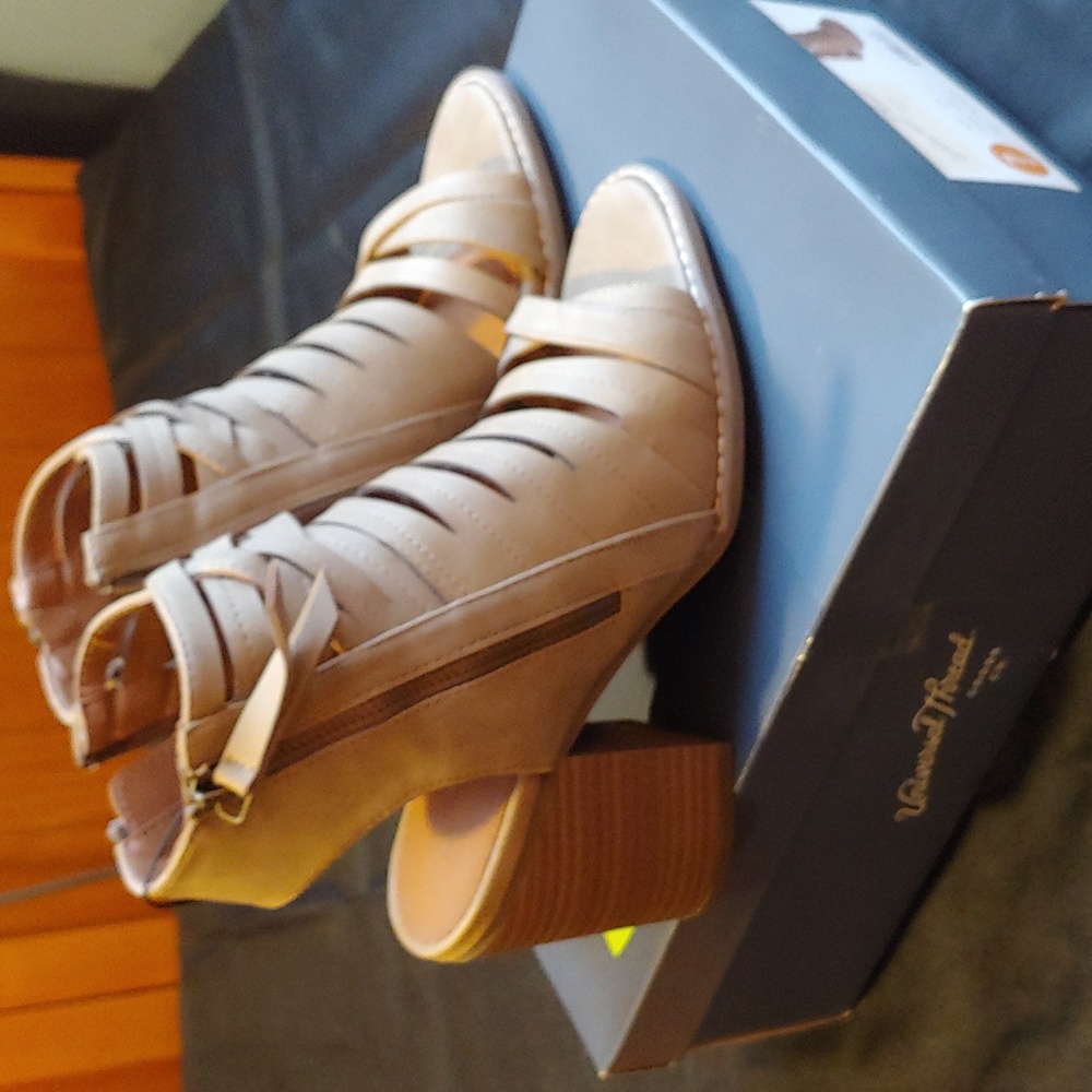 Elda Pumps